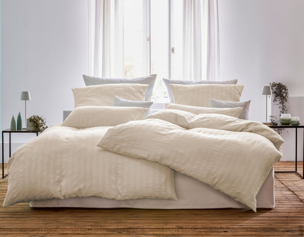 Bio-Bettwäsche mit Seersucker-Optik im Schlafzimmer in Natur