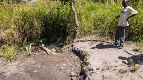 Schmutzes Wasserloch in Uganda