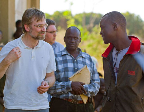 Roland Stelzer im Gespräch mit Peter Maganda Biolandbau-Verantwortlicher und einem lokalen Farmer, Uganda